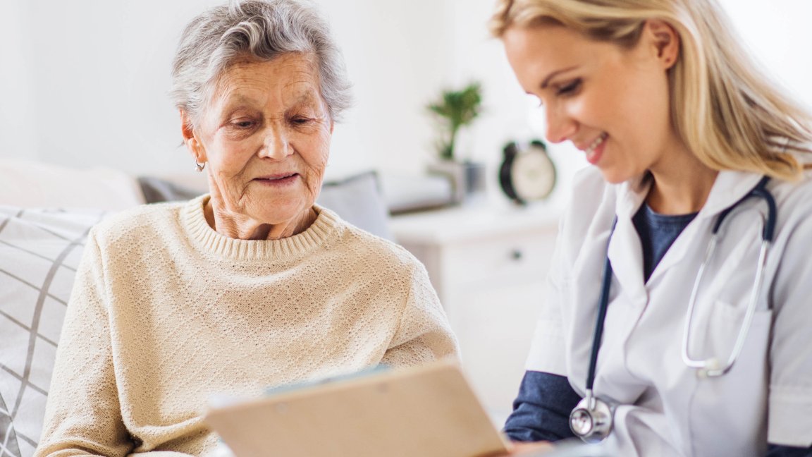 Pflegefachperson unterstützt Seniorin zuhause | Home Care Swiss