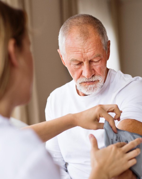 Pflegefachperson misst Blutdruck zuhause | Home Care Swiss
