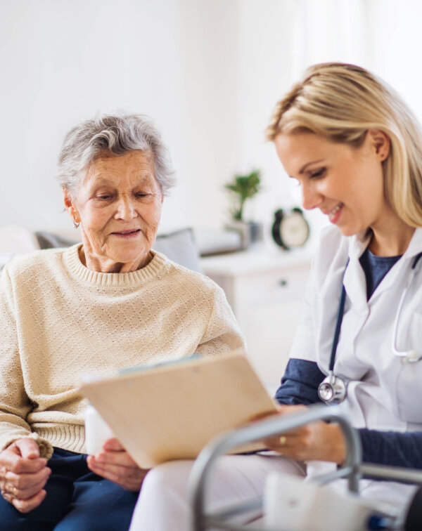 Pflegefachperson unterstützt Seniorin zuhause | Home Care Swiss